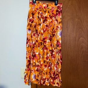 Midi, floral skirt with two slits in the front.